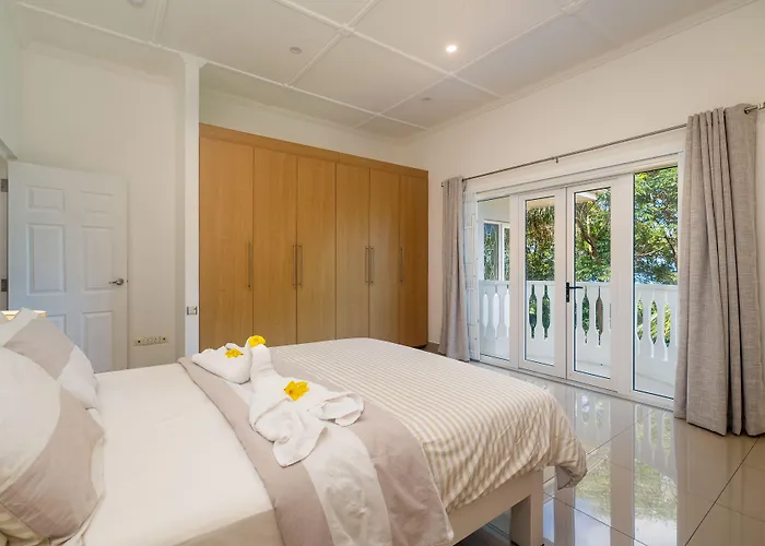 2 Bed Villa - Sleeps 4 - Pets - Pool - Garden Beau Vallon 